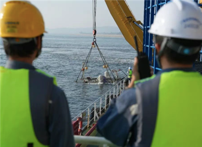 De eerste onderzeese kabel van 220 kilovolt in de Golf van Beibu is met succe...